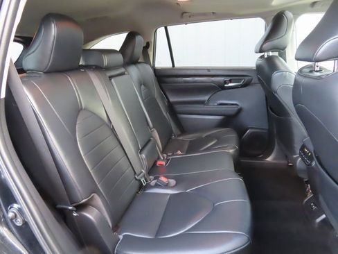 Used 2020 Toyota Highlander XLE image 30