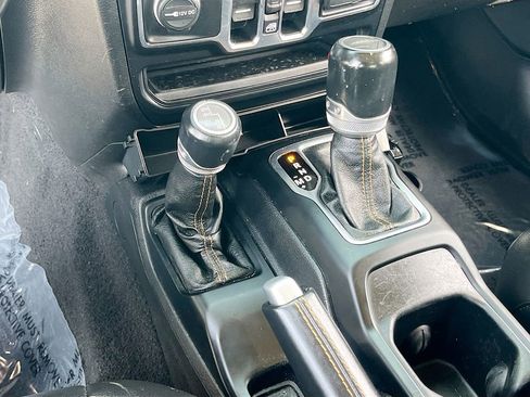 Used 2021 Jeep Gladiator Overland AWD/4WD image 17