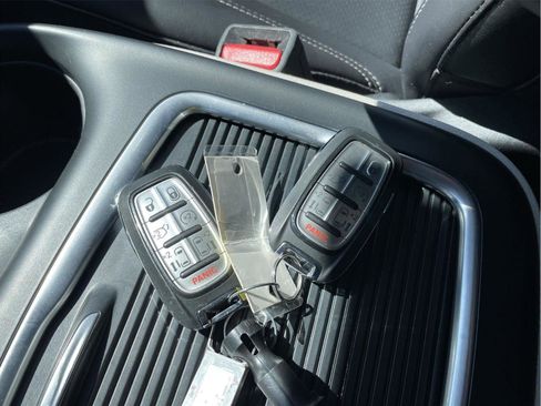 Used 2023 Chrysler Pacifica Touring-L image 34