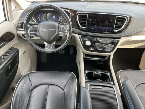 Used 2022 Chrysler Pacifica Limited FWD image 15