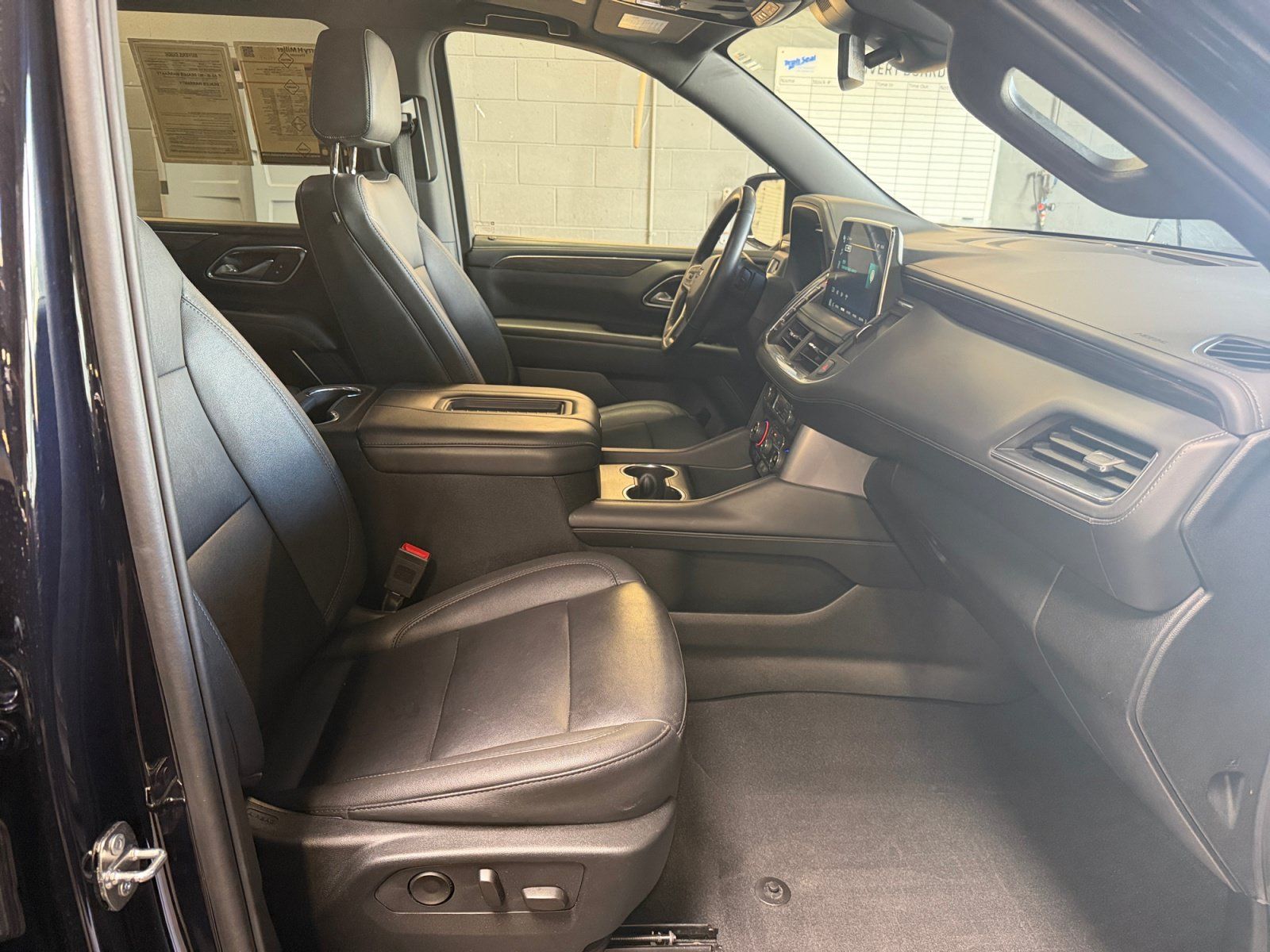 Used 2023 Chevrolet Tahoe Z71 w/ Luxury Package AWD/4WD image 19