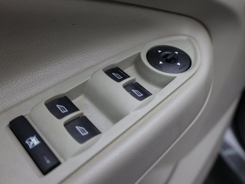 Used 2017 Ford Escape SE FWD image 13