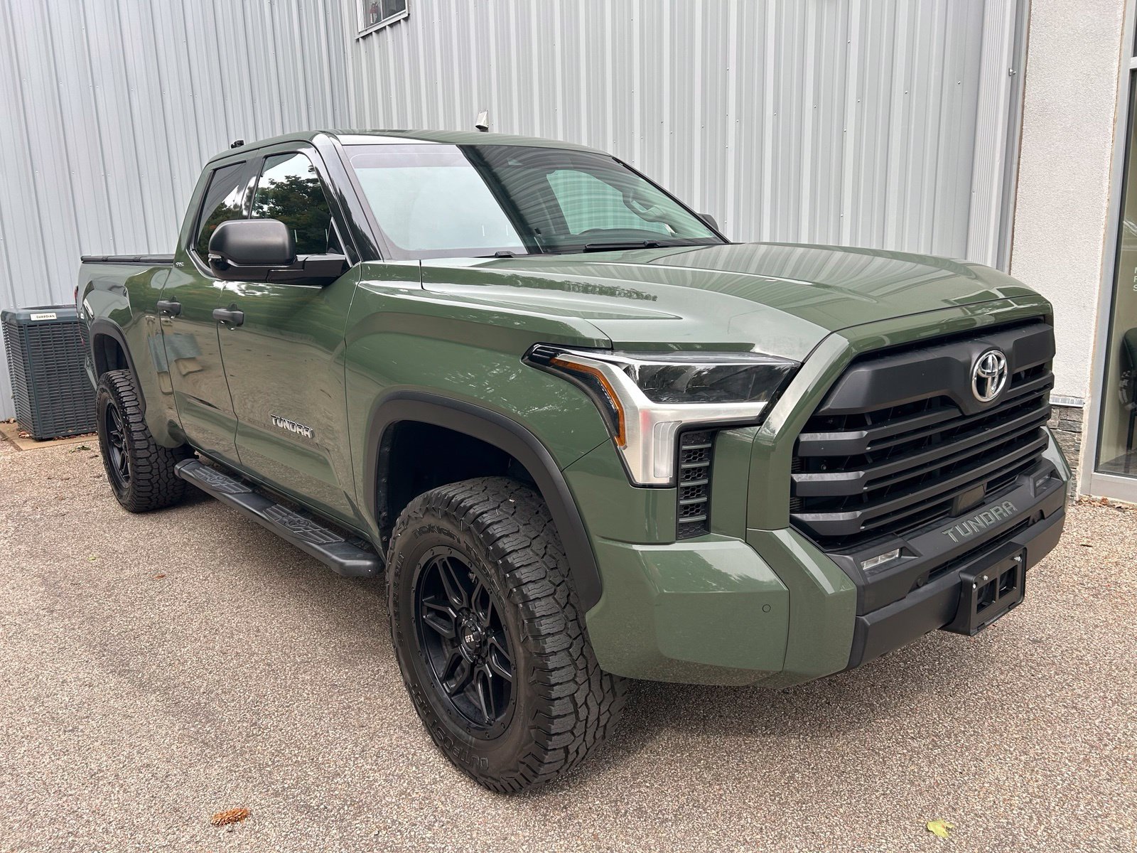 Used 2022 Toyota Tundra SR5 w/ SR5 Convenience Package AWD/4WD image 3