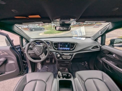 Used 2025 Chrysler Pacifica Select image 12