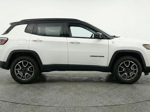 Used 2025 Jeep Compass Trailhawk image 11