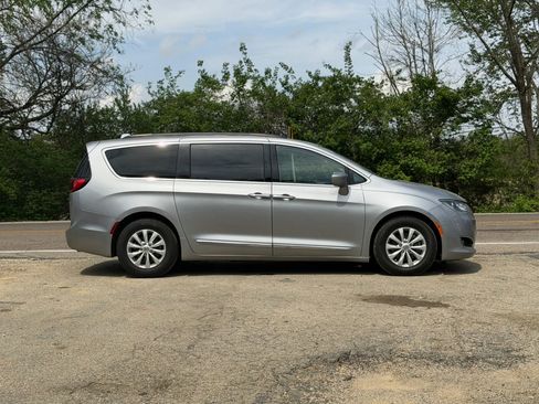 Used 2017 Chrysler Pacifica Touring-L image 8