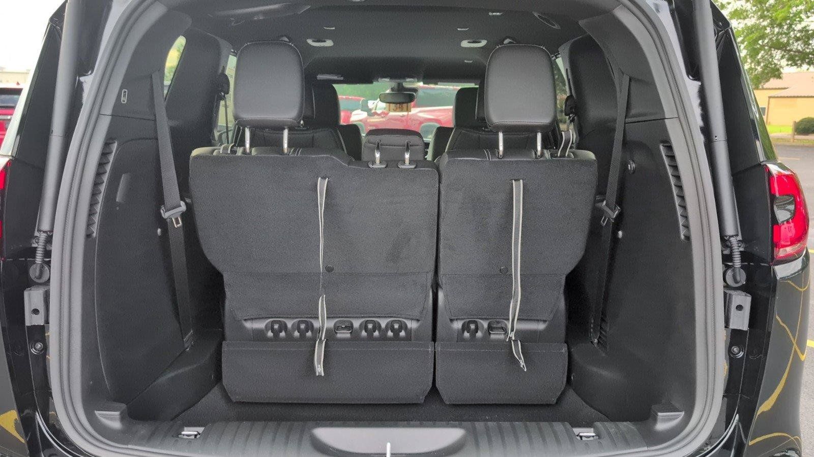 New 2027 Chrysler Pacifica Select FWD image 5