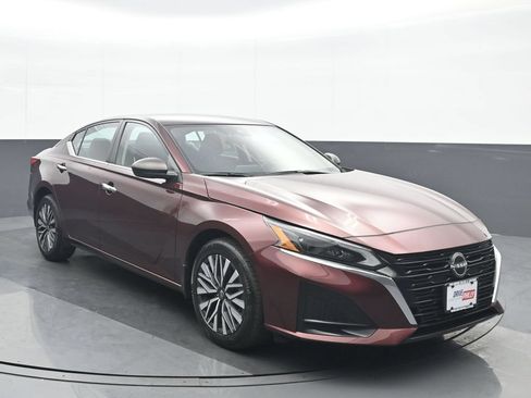 Used 2024 Nissan Altima 2.5 SV AWD/4WD image 9