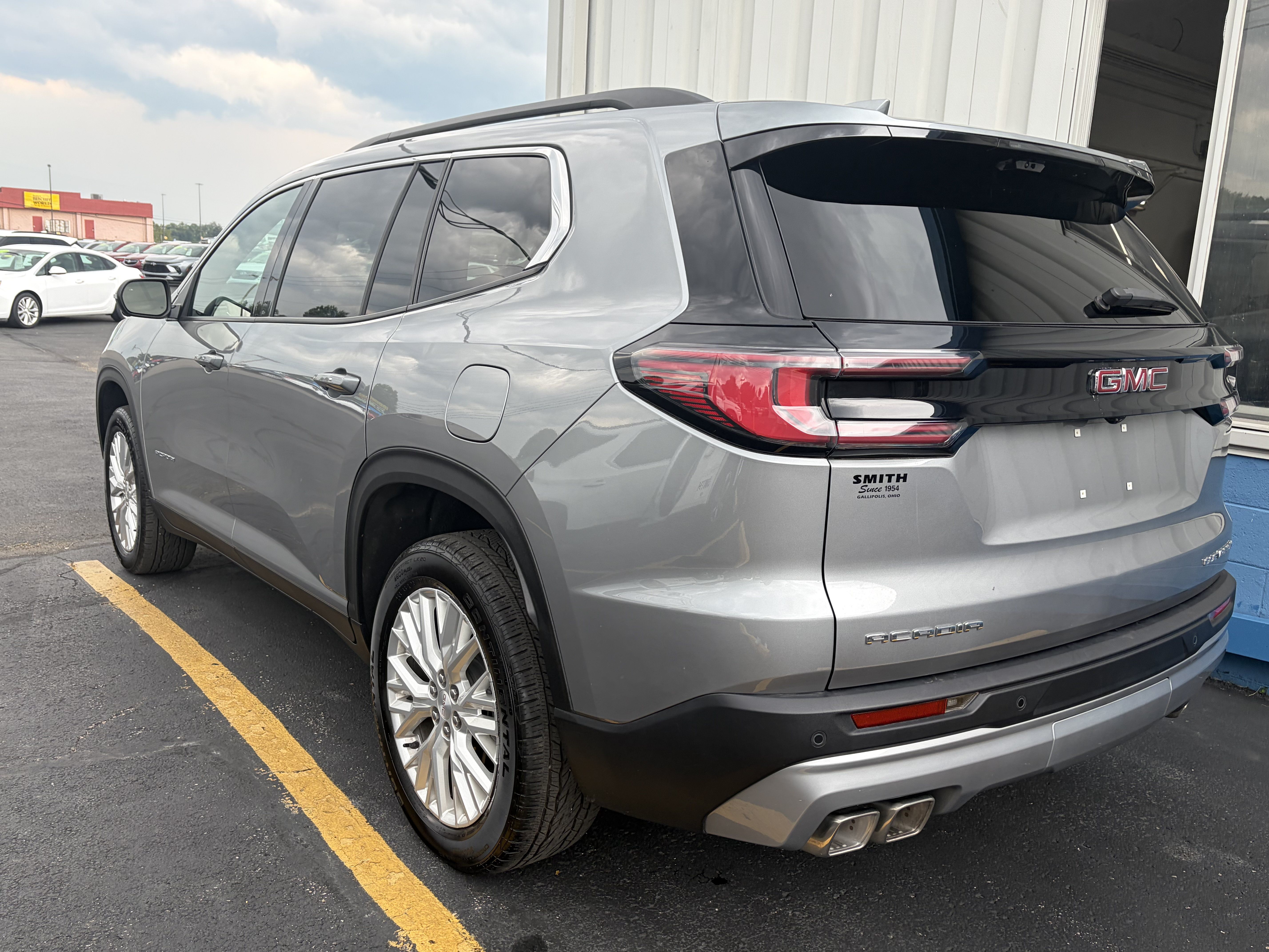 Used 2026 GMC Acadia Elevation w/ Elevation Premium Package FWD image 3