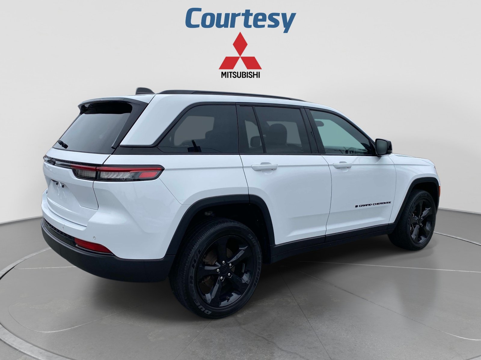 Used 2023 Jeep Grand Cherokee Altitude AWD/4WD image 7