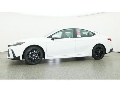 Used 2026 Toyota Camry SE FWD image 18