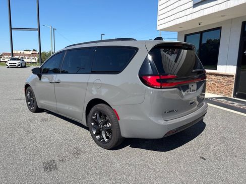 Used 2023 Chrysler Pacifica Limited w/ S Appearance Package AWD/4WD image 7
