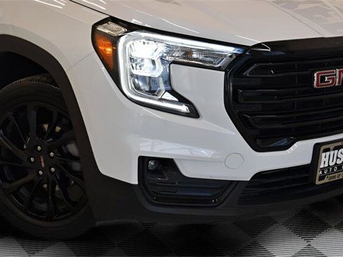 Used 2024 GMC Terrain SLT w/ Elevation Edition image 15