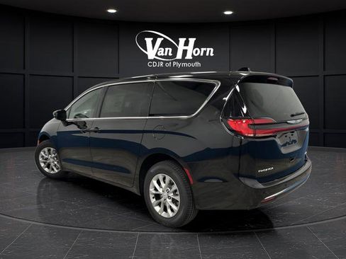 New 2026 Chrysler Pacifica Select image 3