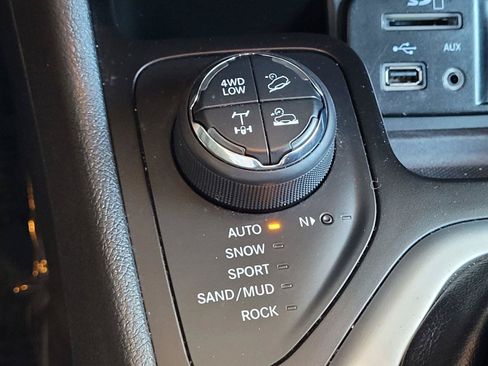 Used 2018 Jeep Cherokee Trailhawk w/ Comfort/Convenience Group AWD/4WD image 15