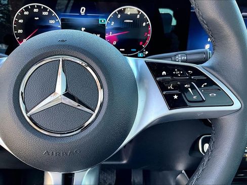 Used 2026 Mercedes-Benz GLB 250 4MATIC image 21