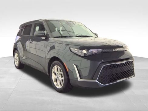 Used 2025 Kia Soul LX w/ LX Technology Package FWD image 2