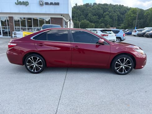Used 2017 Toyota Camry SE w/ Moonroof Package FWD image 5