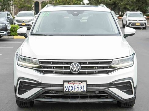 Used 2022 Volkswagen Tiguan SE w/ Panoramic Sunroof Package image 2