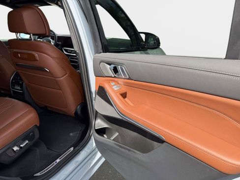 Used 2025 BMW X7 M60i image 31