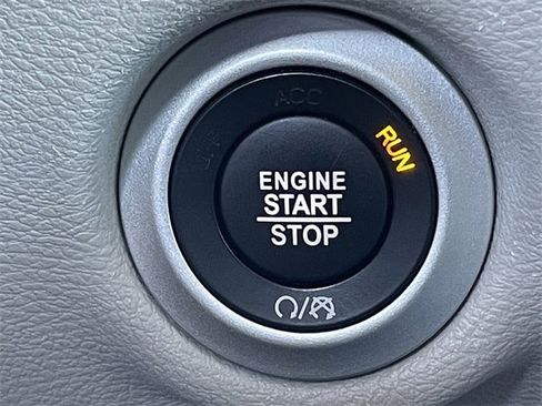 Used 2024 Chrysler Pacifica Touring-L image 22