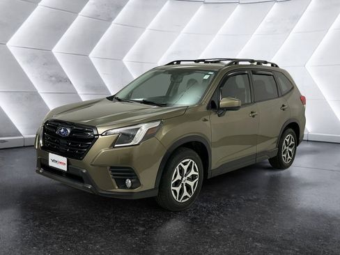 Used 2023 Subaru Forester Premium image 3