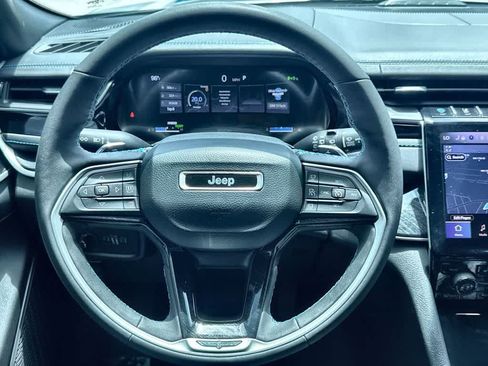 Used 2022 Jeep Grand Cherokee Trailhawk w/ Luxury Tech Group III AWD/4WD image 15