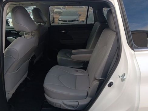 Used 2021 Toyota Highlander XLE image 25