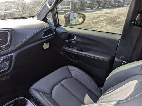 New 2026 Chrysler Pacifica Select FWD image 19