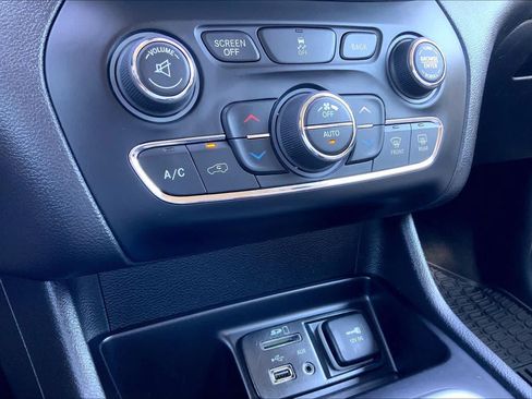Used 2018 Jeep Cherokee Limited FWD image 32