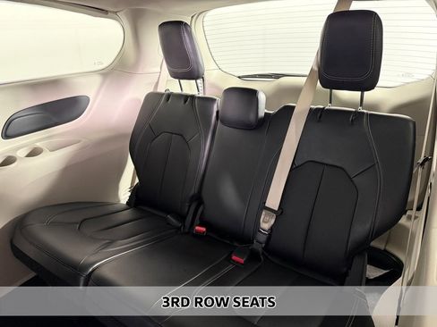 Used 2024 Chrysler Pacifica Touring-L image 8
