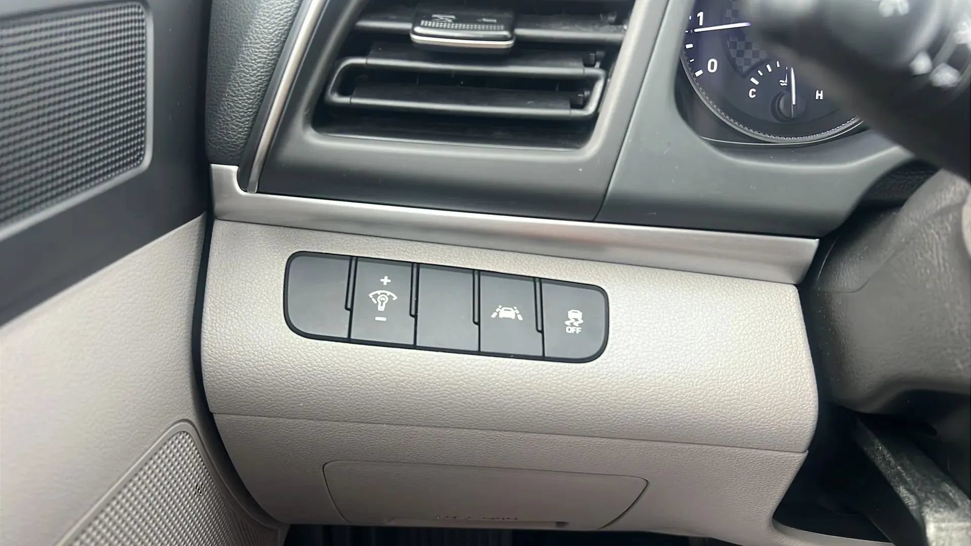 Used 2020 Hyundai Elantra SE FWD image 12