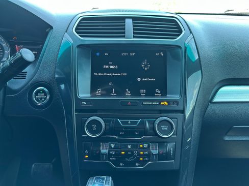 Used 2017 Ford Explorer XLT w/ Equipment Group 202A AWD/4WD image 14