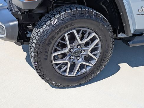 Used 2024 Jeep Wrangler Unlimited Sahara AWD/4WD image 9