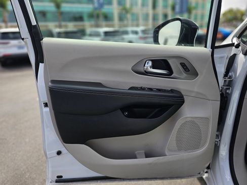 Used 2024 Chrysler Pacifica Limited FWD image 21