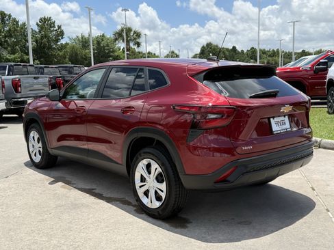 Used 2025 Chevrolet Trax LS FWD image 7