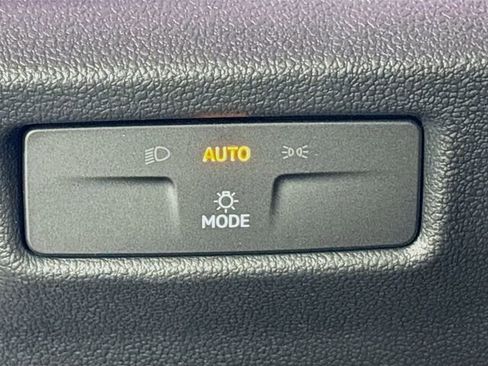 New 2025 Volkswagen Tiguan SE image 10