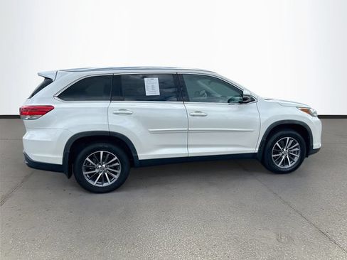 Used 2019 Toyota Highlander XLE AWD/4WD image 30