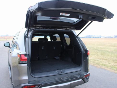 Used 2023 Lexus LX 600 4WD w/ Luxury Package image 36