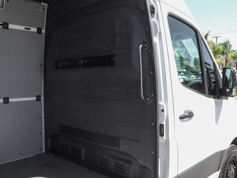 Used 2025 Mercedes-Benz Sprinter 2500 image 12