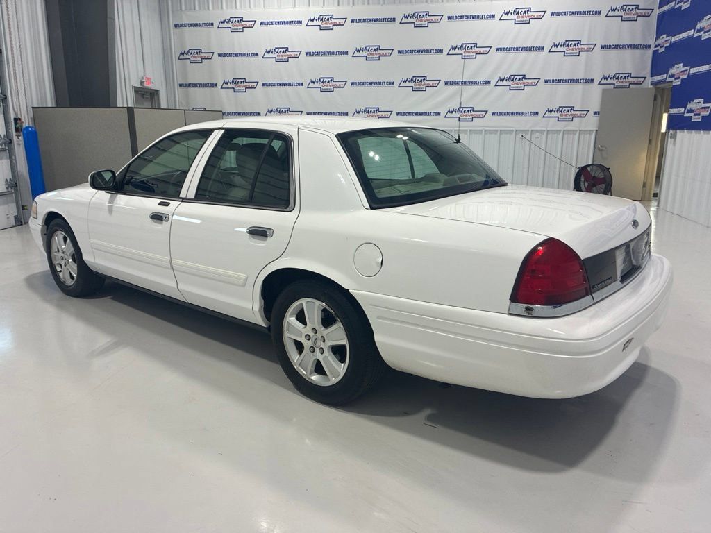Used 2011 Ford Crown Victoria LX w/ Comfort Appearance Pkg RWD image 4