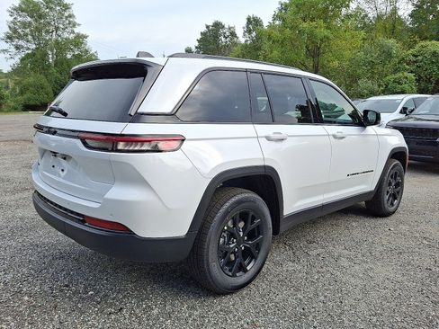 New 2025 Jeep Grand Cherokee Altitude image 4