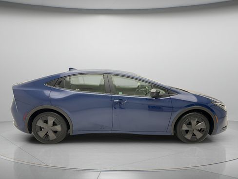 Used 2025 Toyota Prius LE FWD image 6