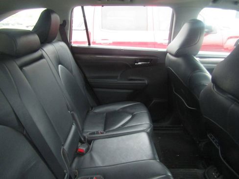 Used 2020 Toyota Highlander Limited image 12