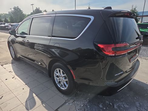 New 2027 Chrysler Pacifica Select FWD image 13