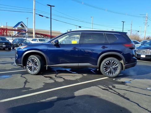 Used 2025 Nissan Rogue SL w/ Tech Package image 8