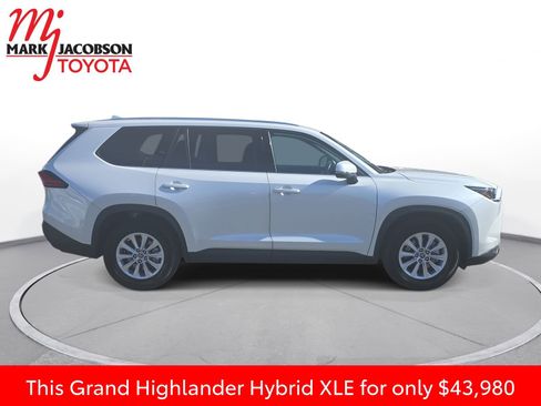 Used 2024 Toyota Grand Highlander XLE image 7