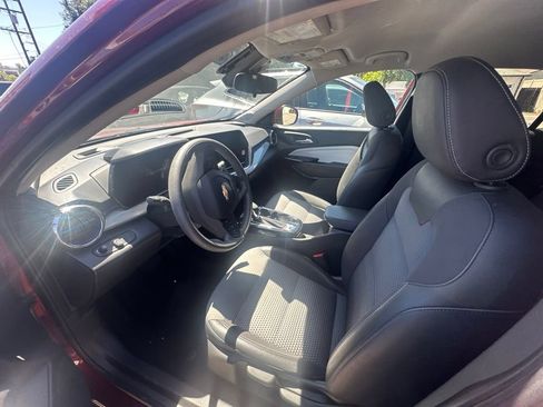 Used 2025 Chevrolet Trax LT FWD image 6