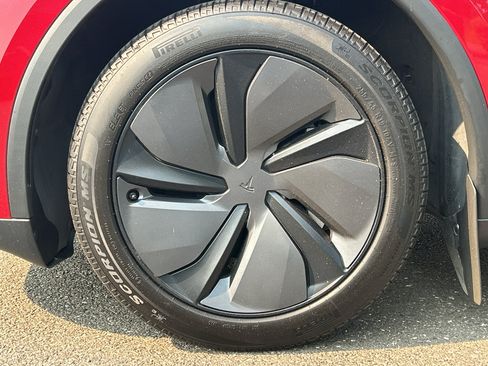 Used 2026 Tesla Model Y 2WD image 9