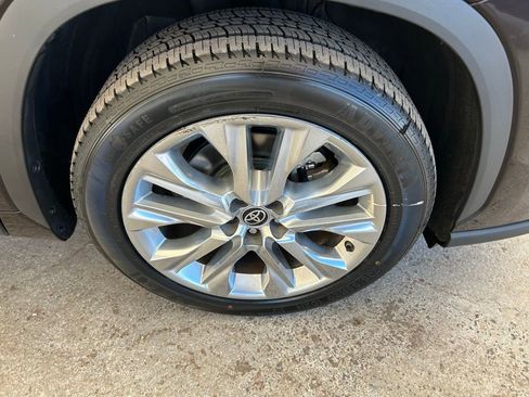 Used 2021 Toyota Highlander Limited image 11